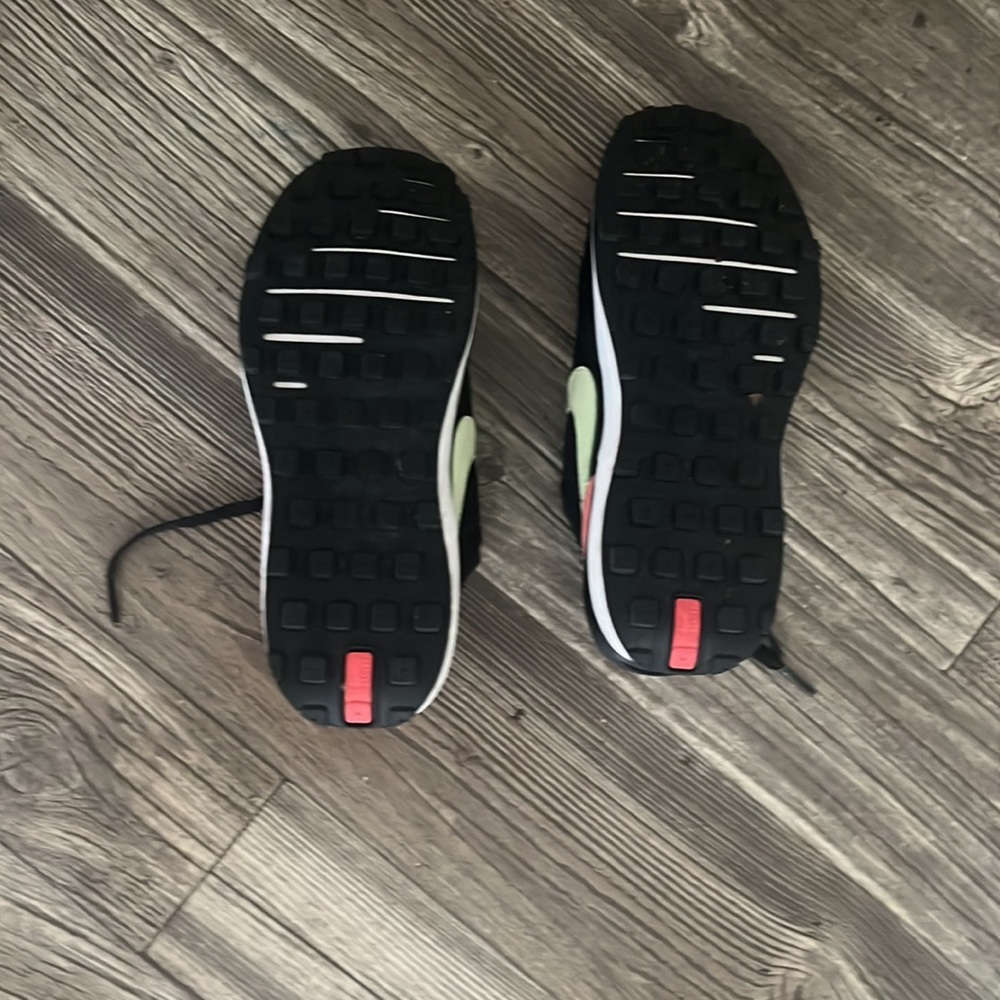 NIKES - Picture 4 of 4